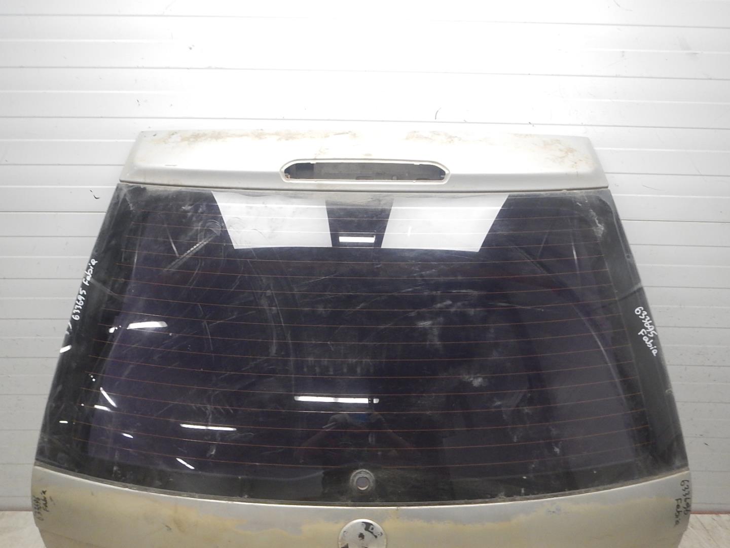 Стекло двери багажника