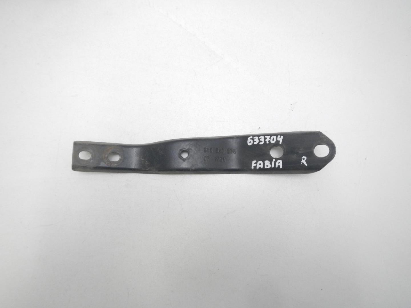 Кронштейн решетки радиатора