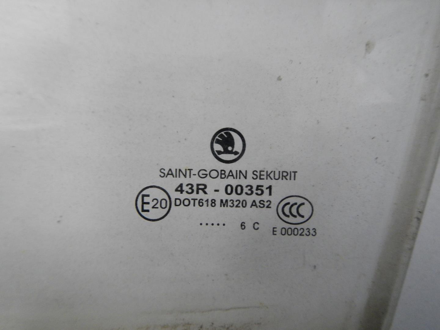 Стекло двери передней левой