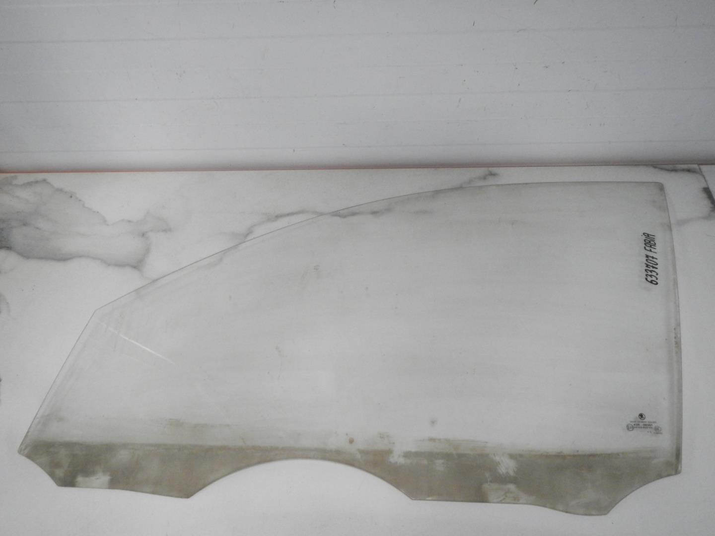 Стекло двери передней левой