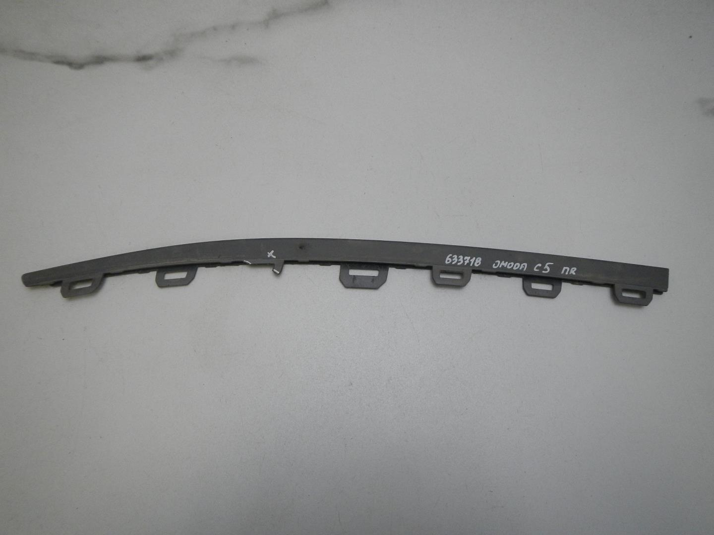 Молдинг переднего бампера правый