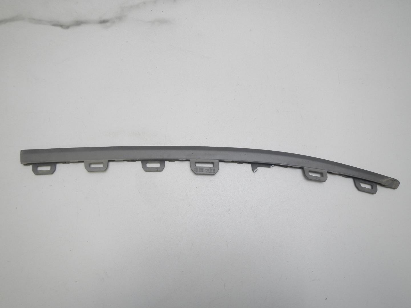 Молдинг переднего бампера правый