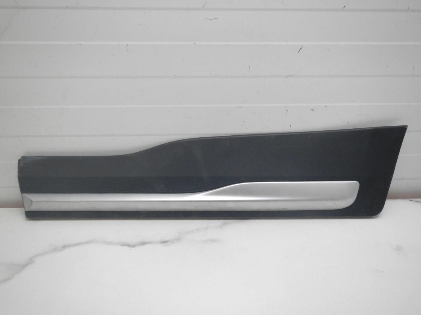 Молдинг задней левой двери