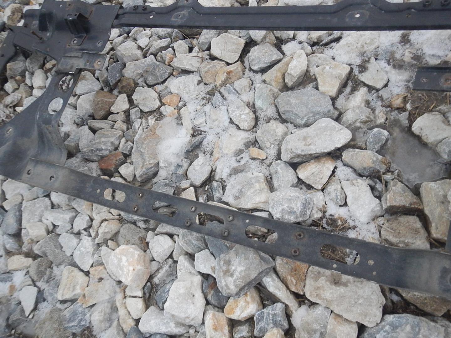 Усилитель переднего бампера