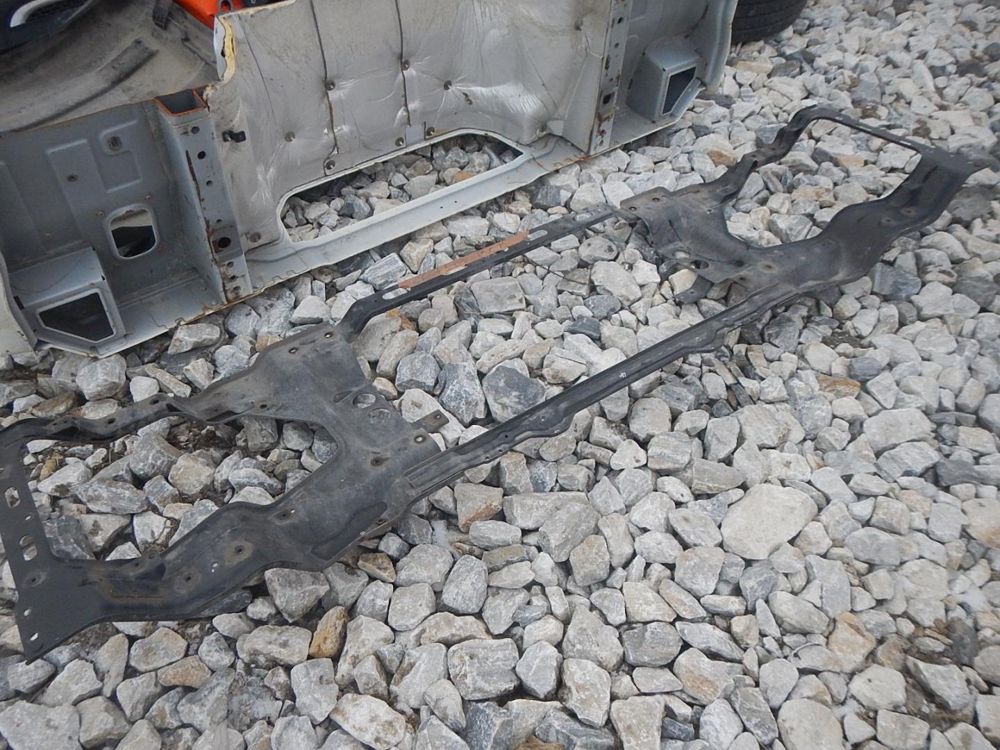 Усилитель переднего бампера