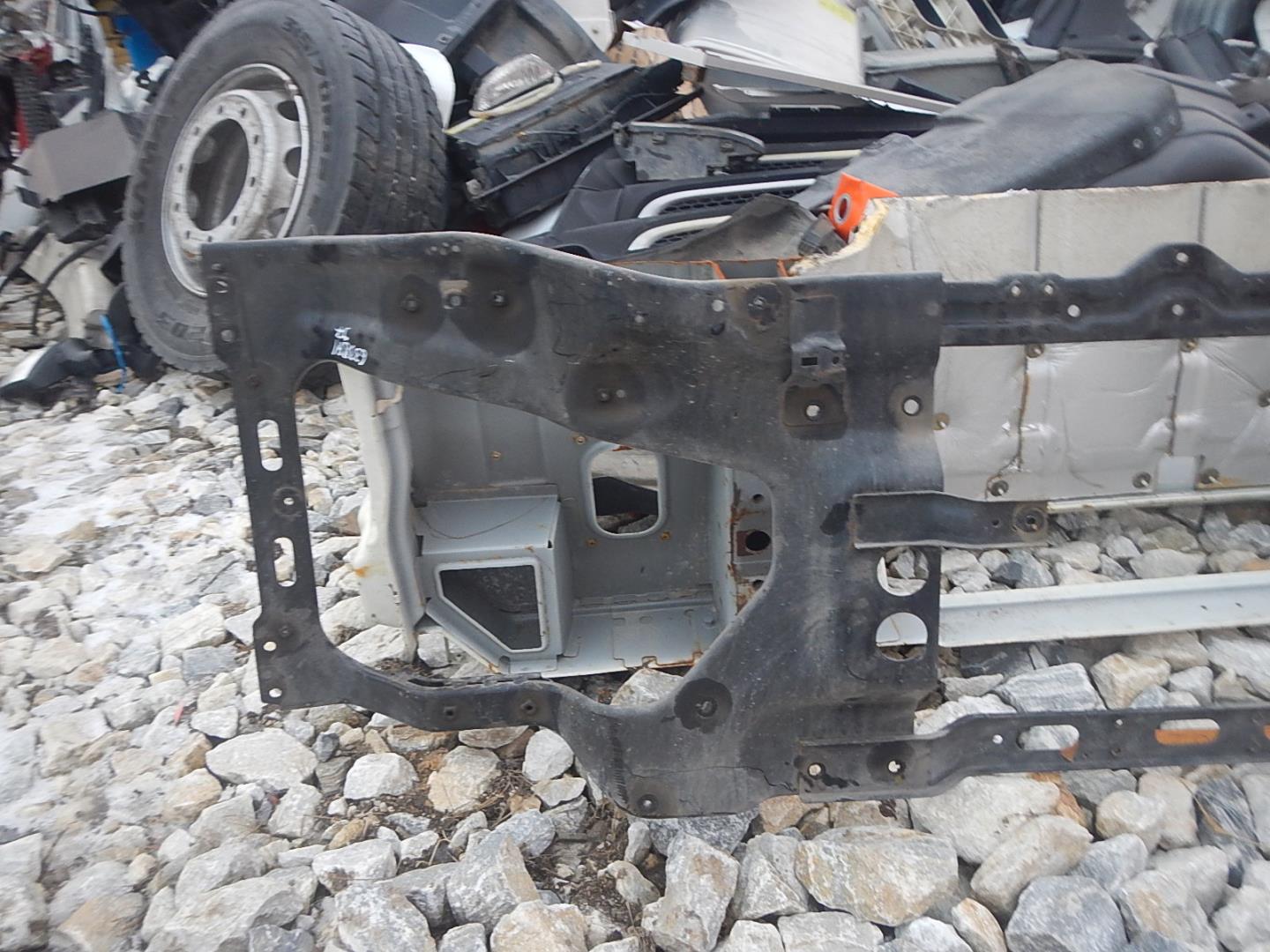 Усилитель переднего бампера