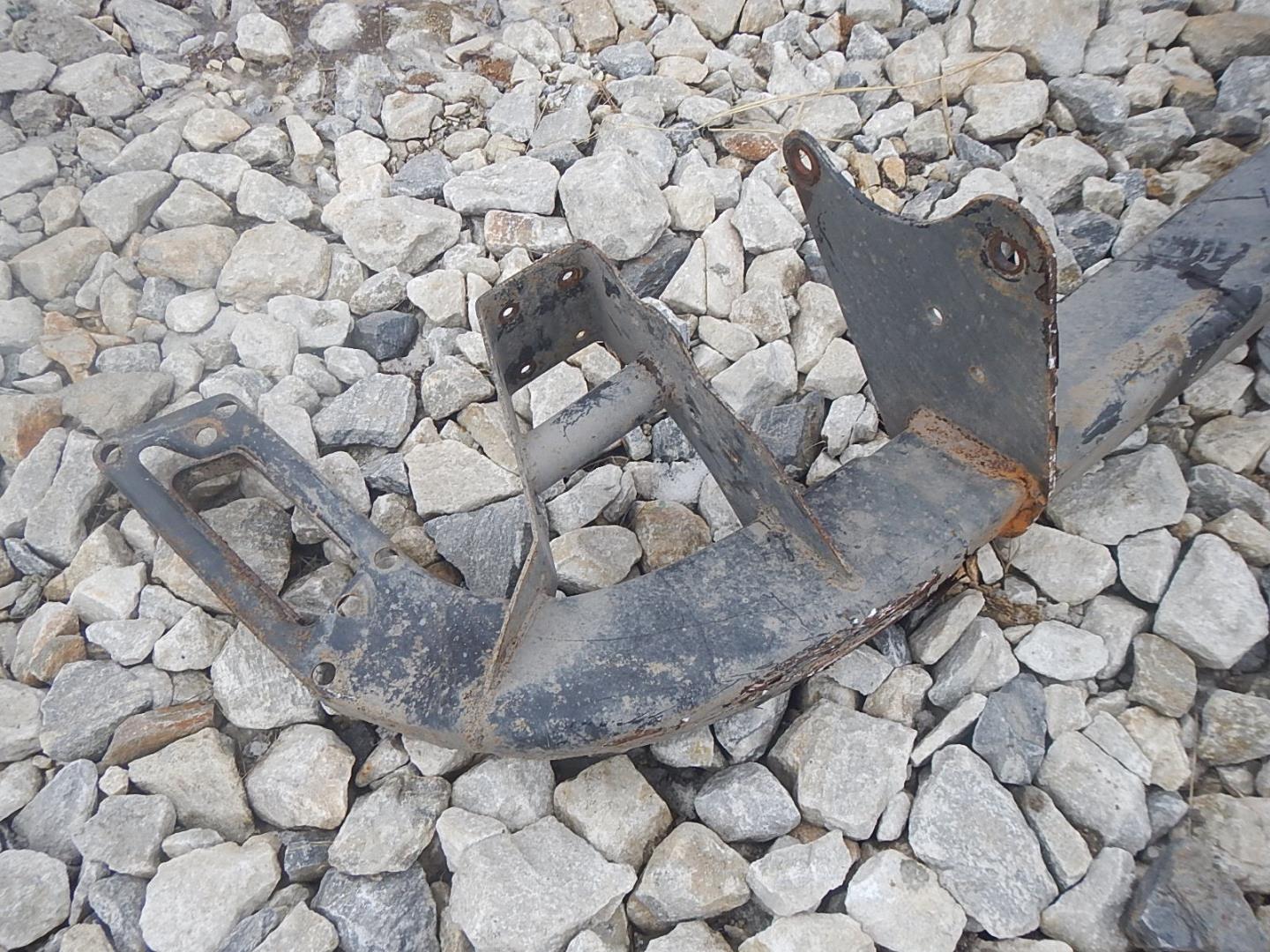 Усилитель переднего бампера