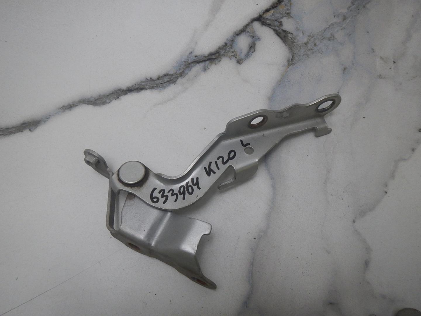 Петля капота левая