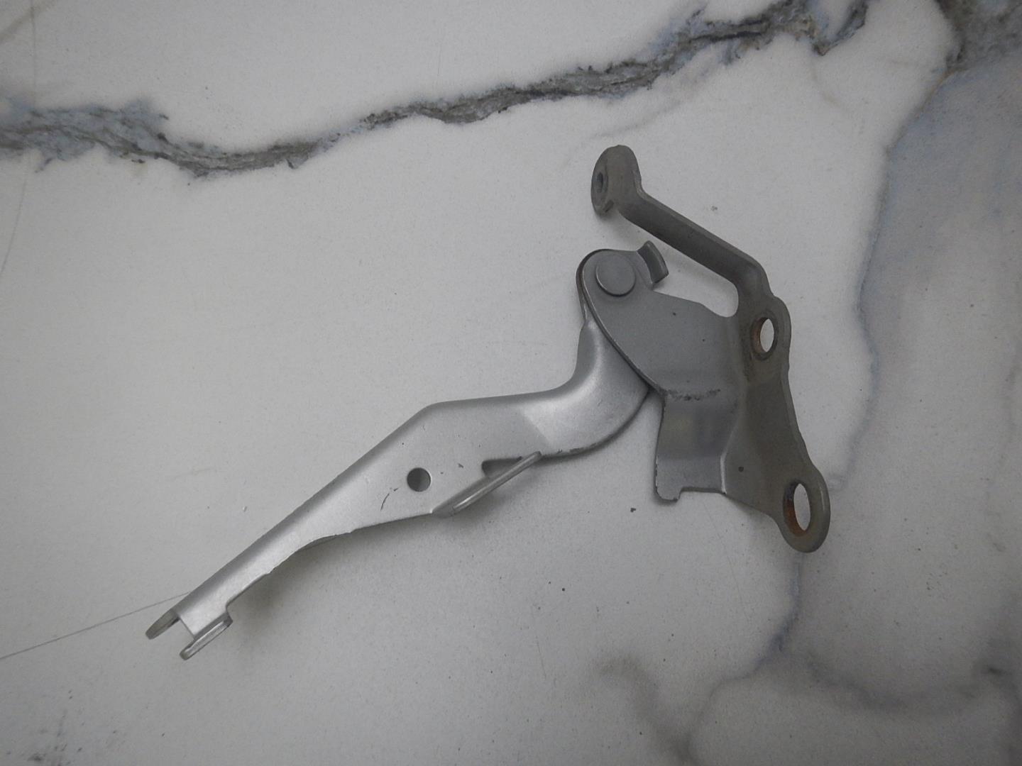 Петля капота левая