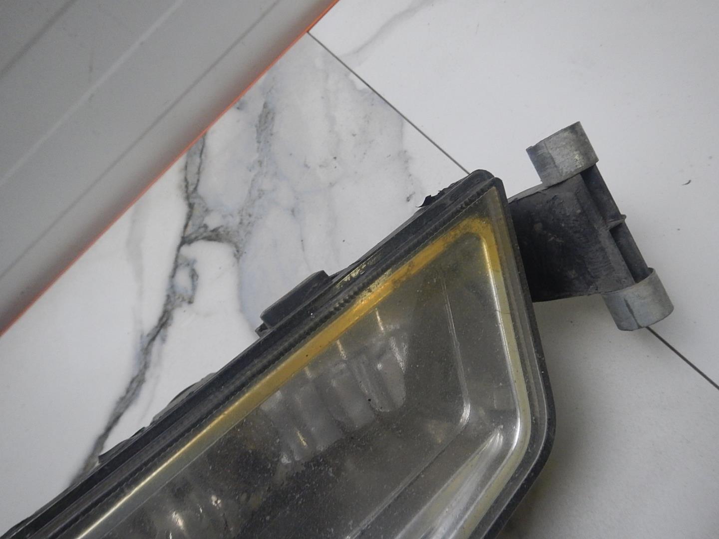 Фара противотуманная левая