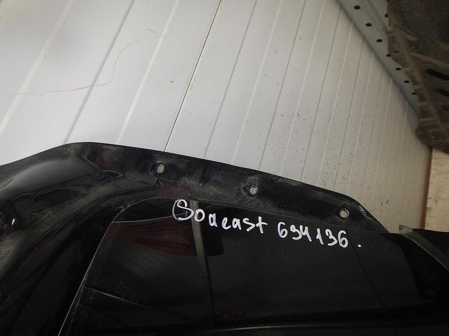 Стекло двери багажника