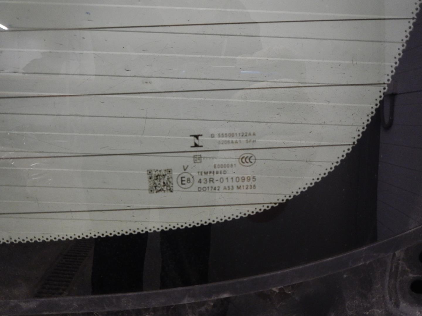 Стекло двери багажника