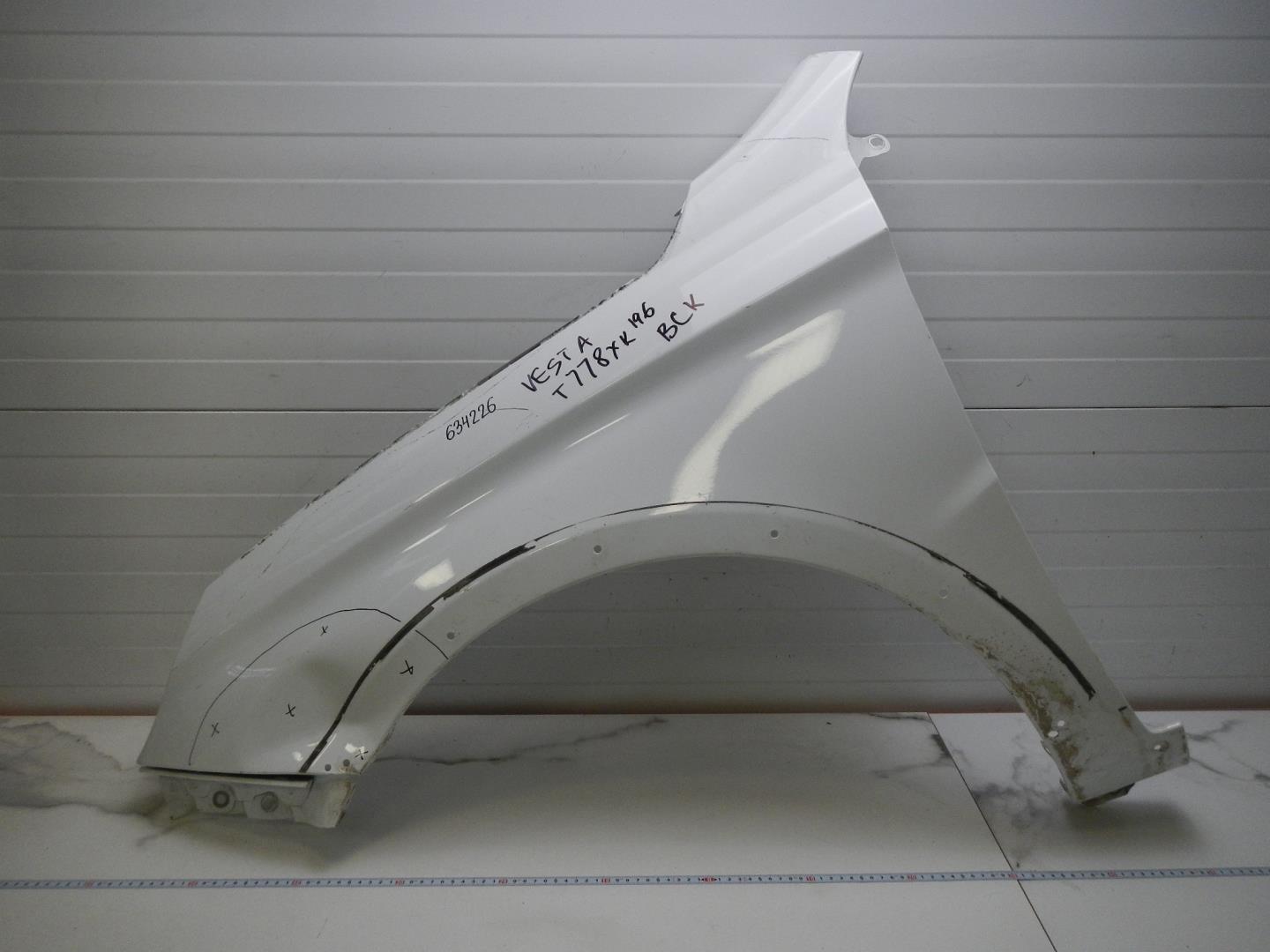 Крыло переднее левое