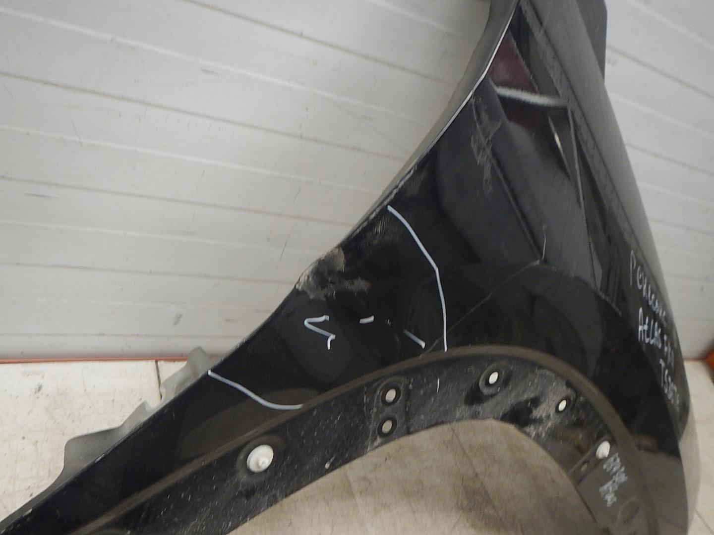 Крыло переднее правое