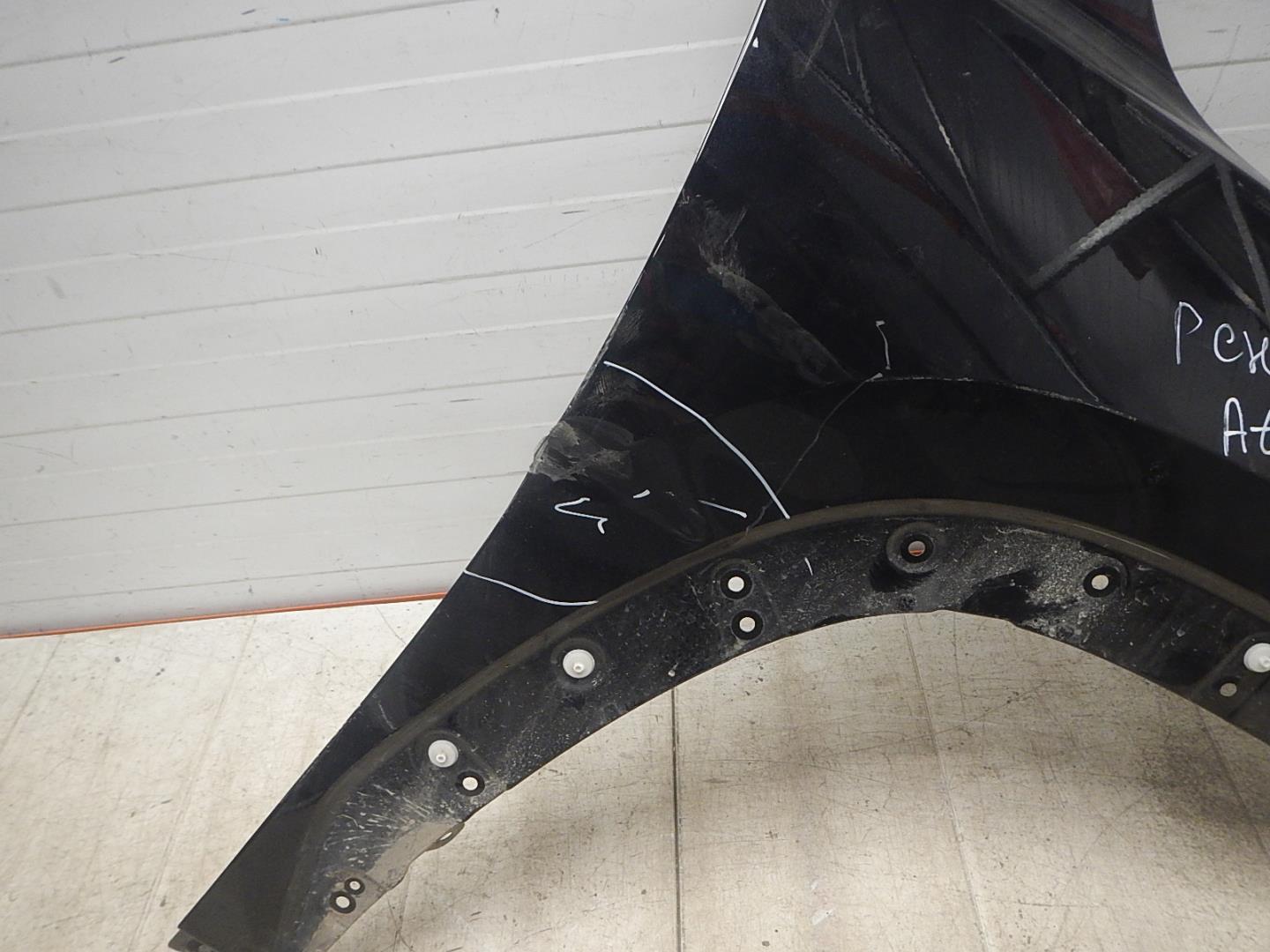 Крыло переднее правое