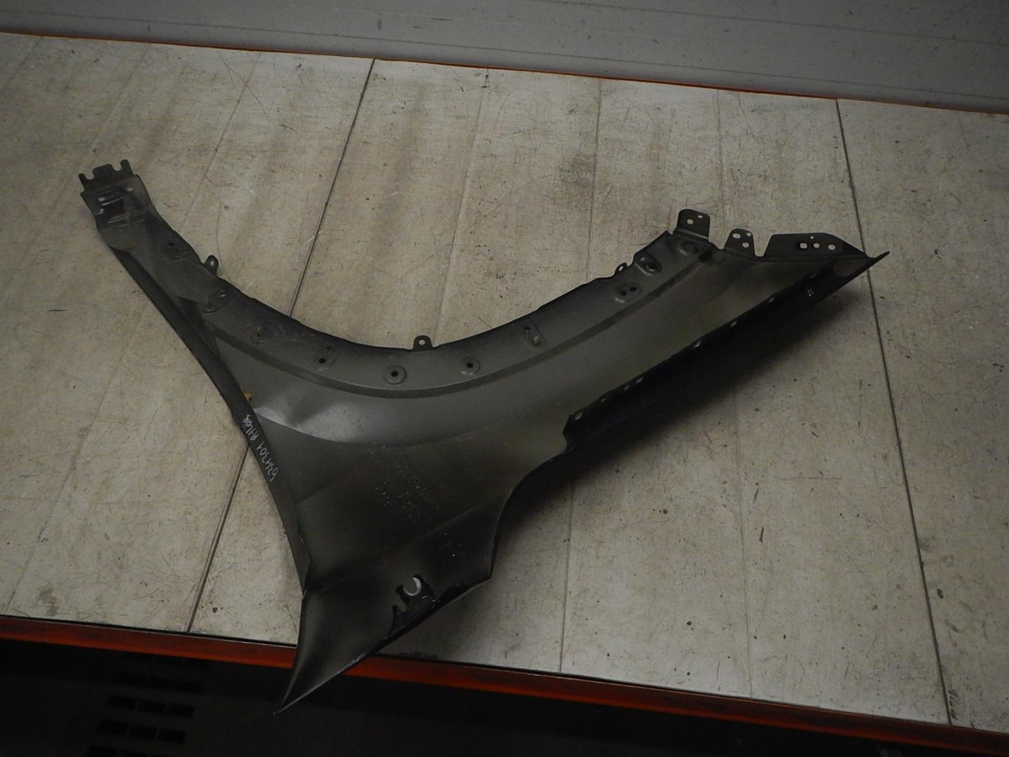 Крыло переднее правое