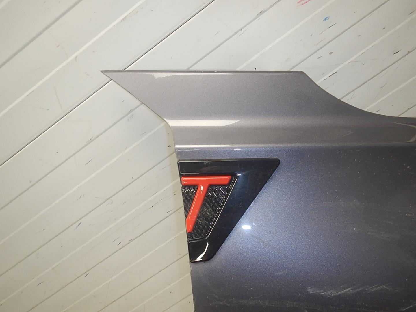 Крыло переднее правое