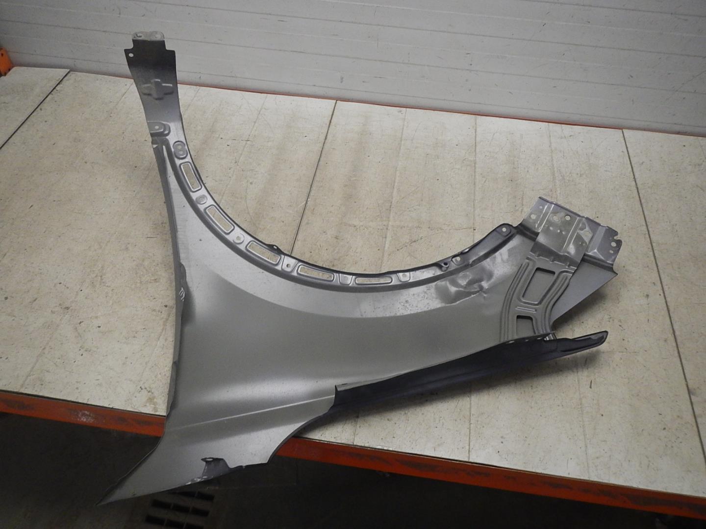 Крыло переднее правое