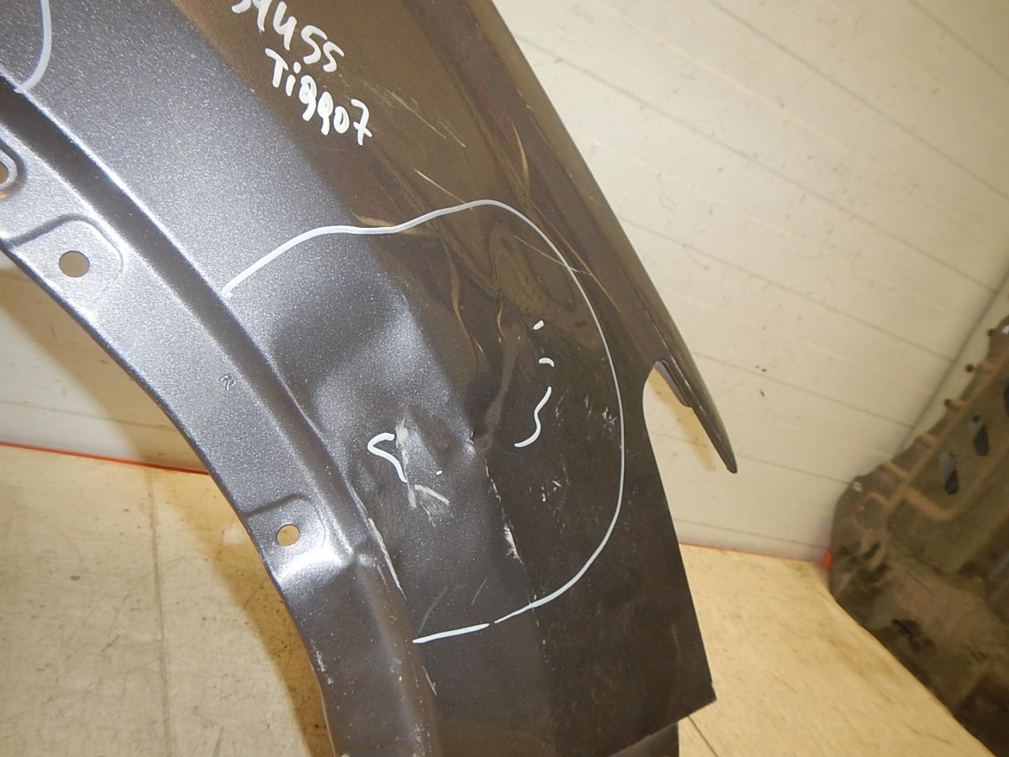 Крыло переднее правое