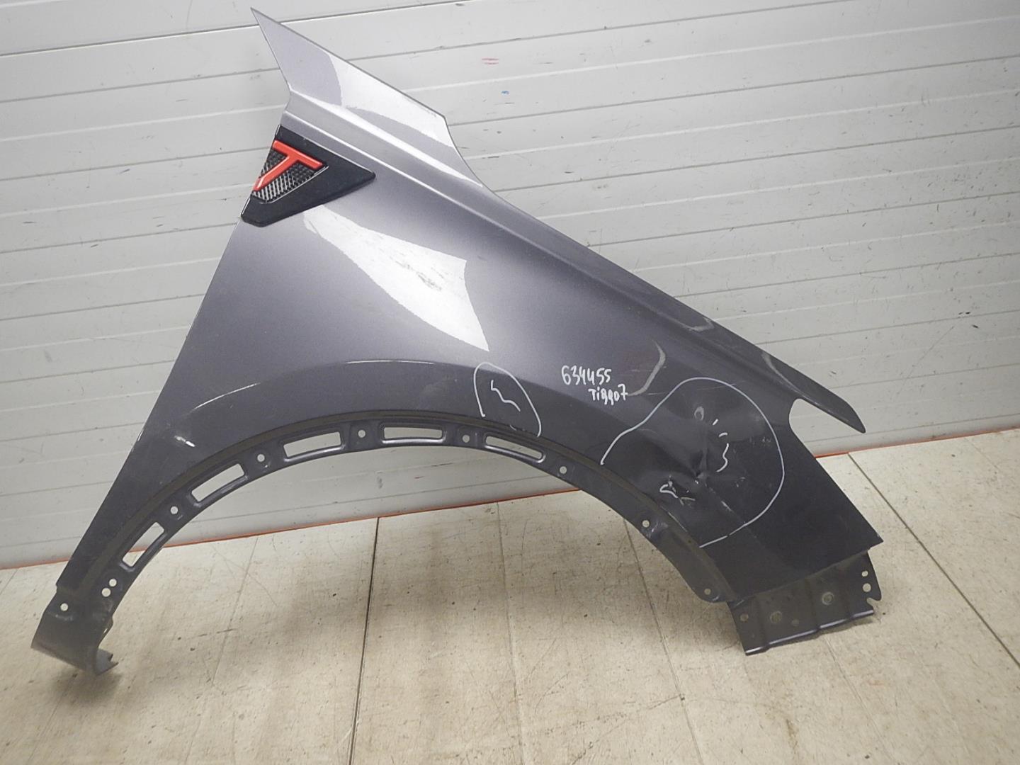 Крыло переднее правое