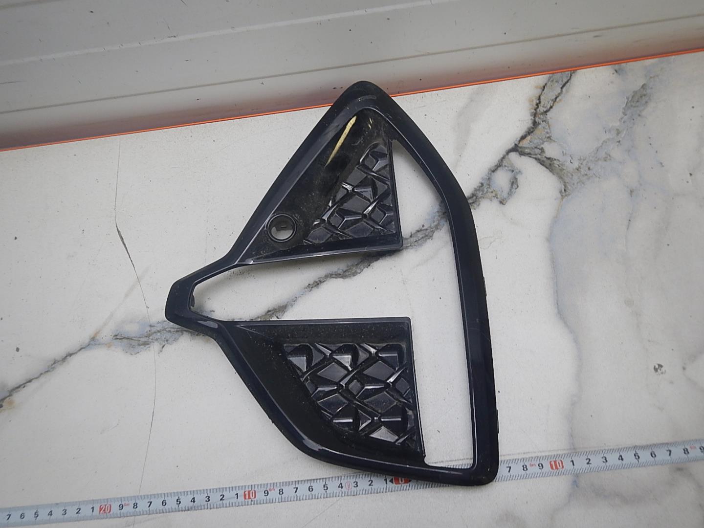 Рамка противотуманной фары правой