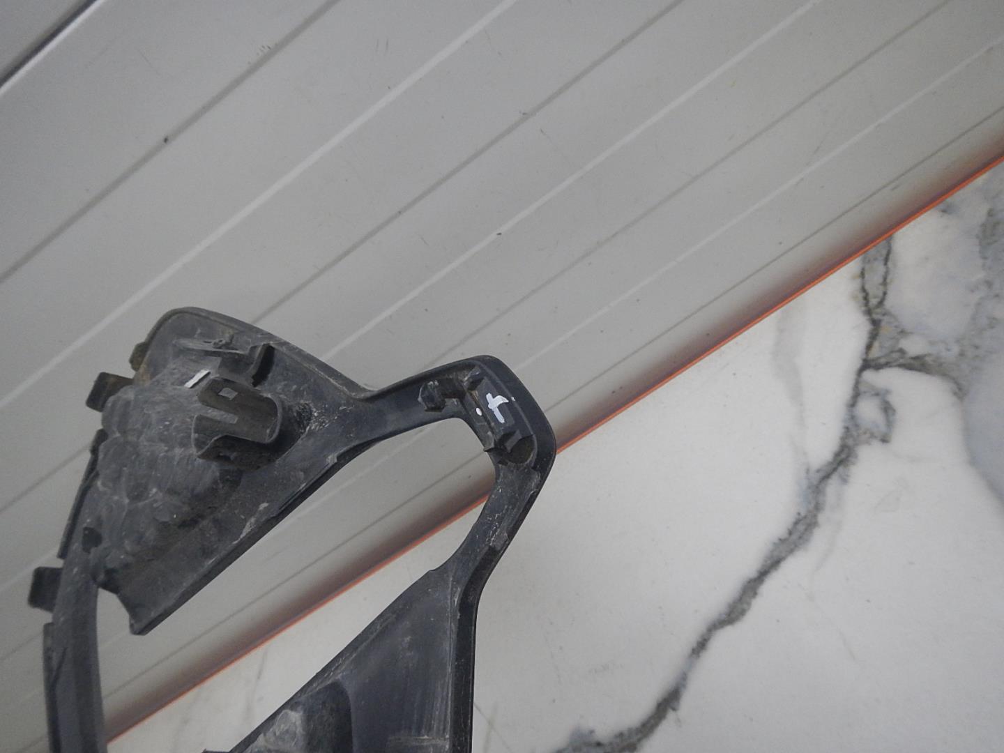 Рамка противотуманной фары правой