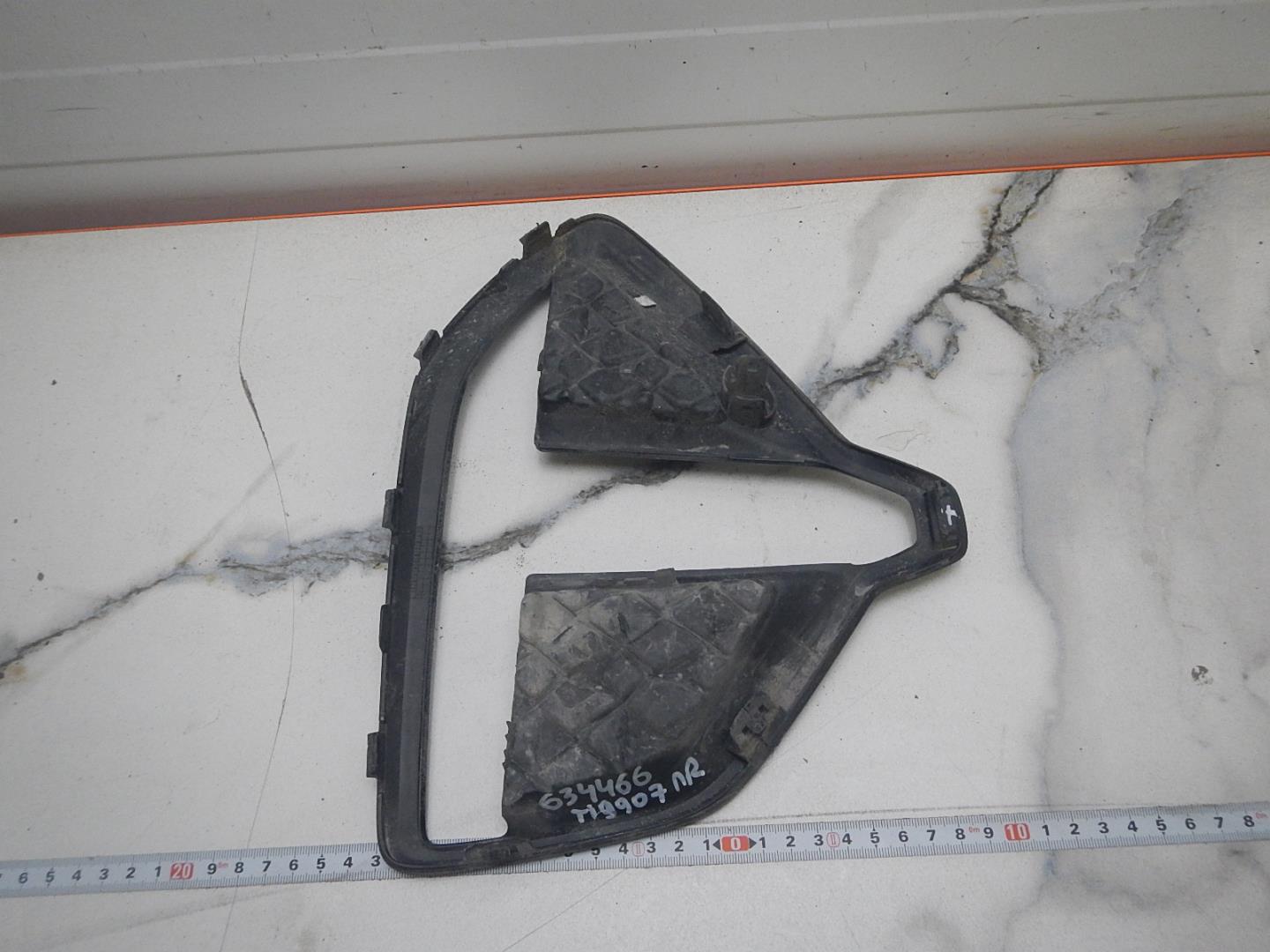 Рамка противотуманной фары правой