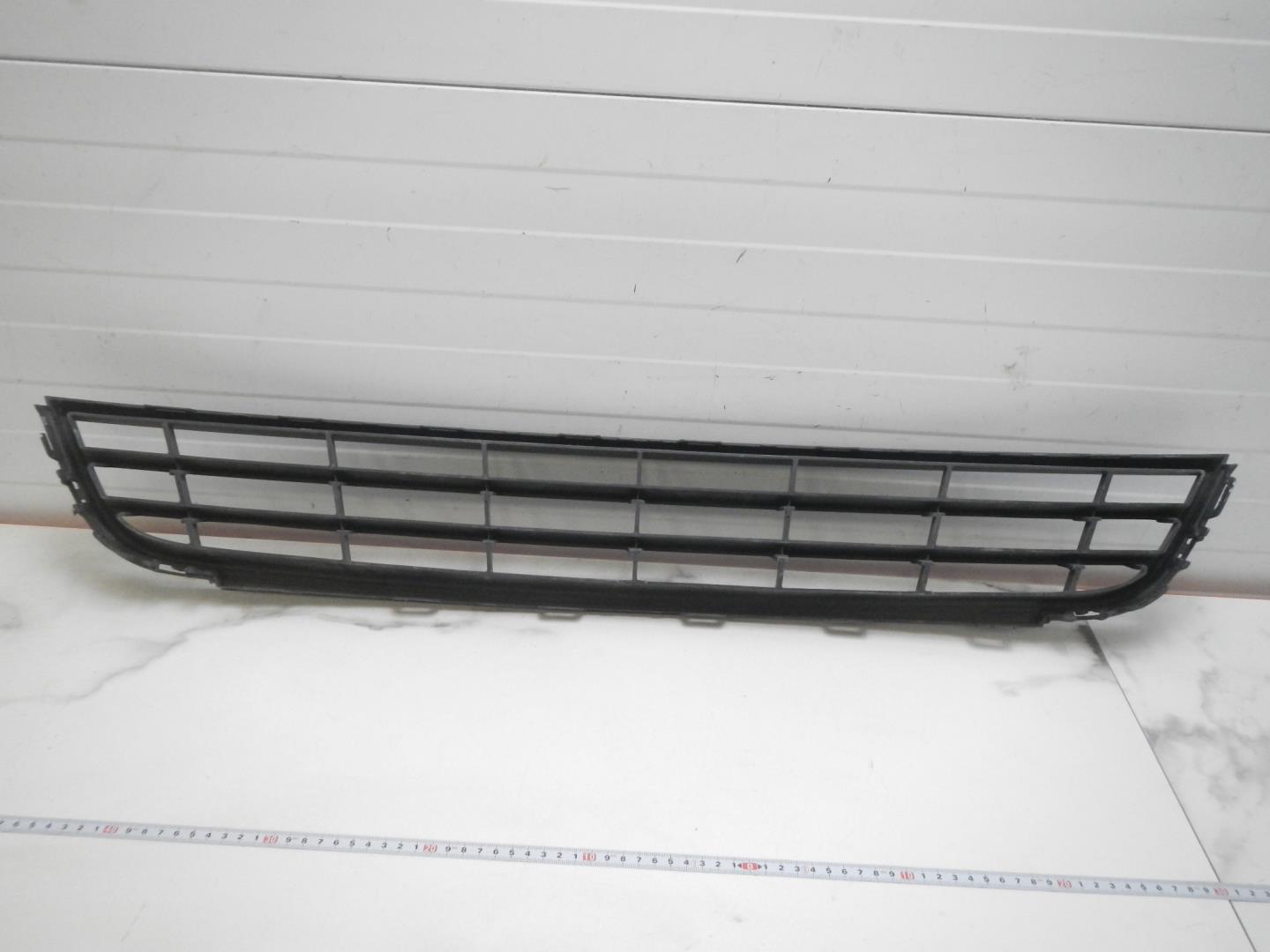 Решетка в бампер центральная