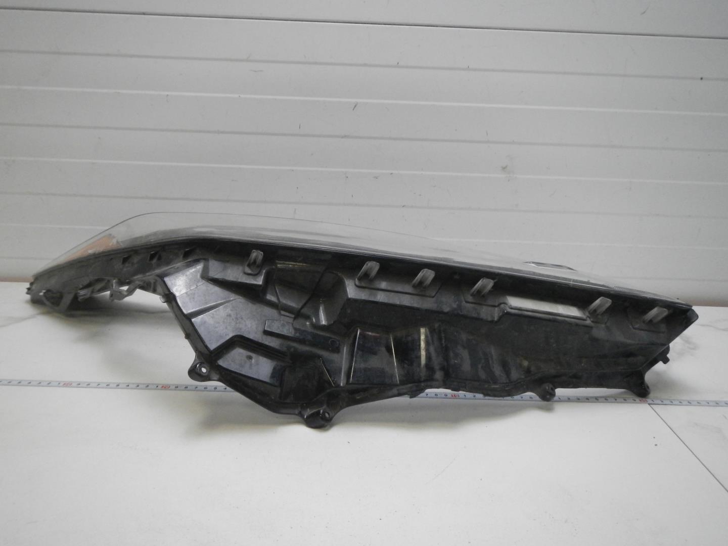 Стекло фары правой