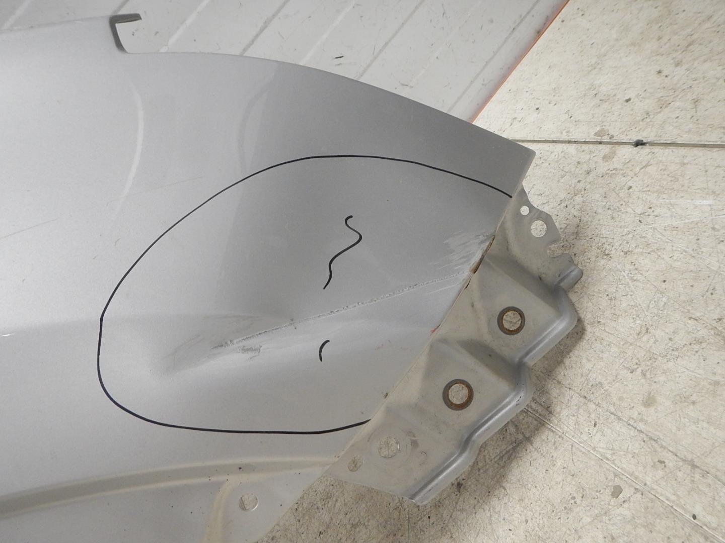 Крыло переднее правое