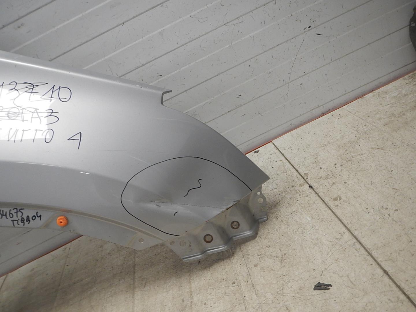 Крыло переднее правое