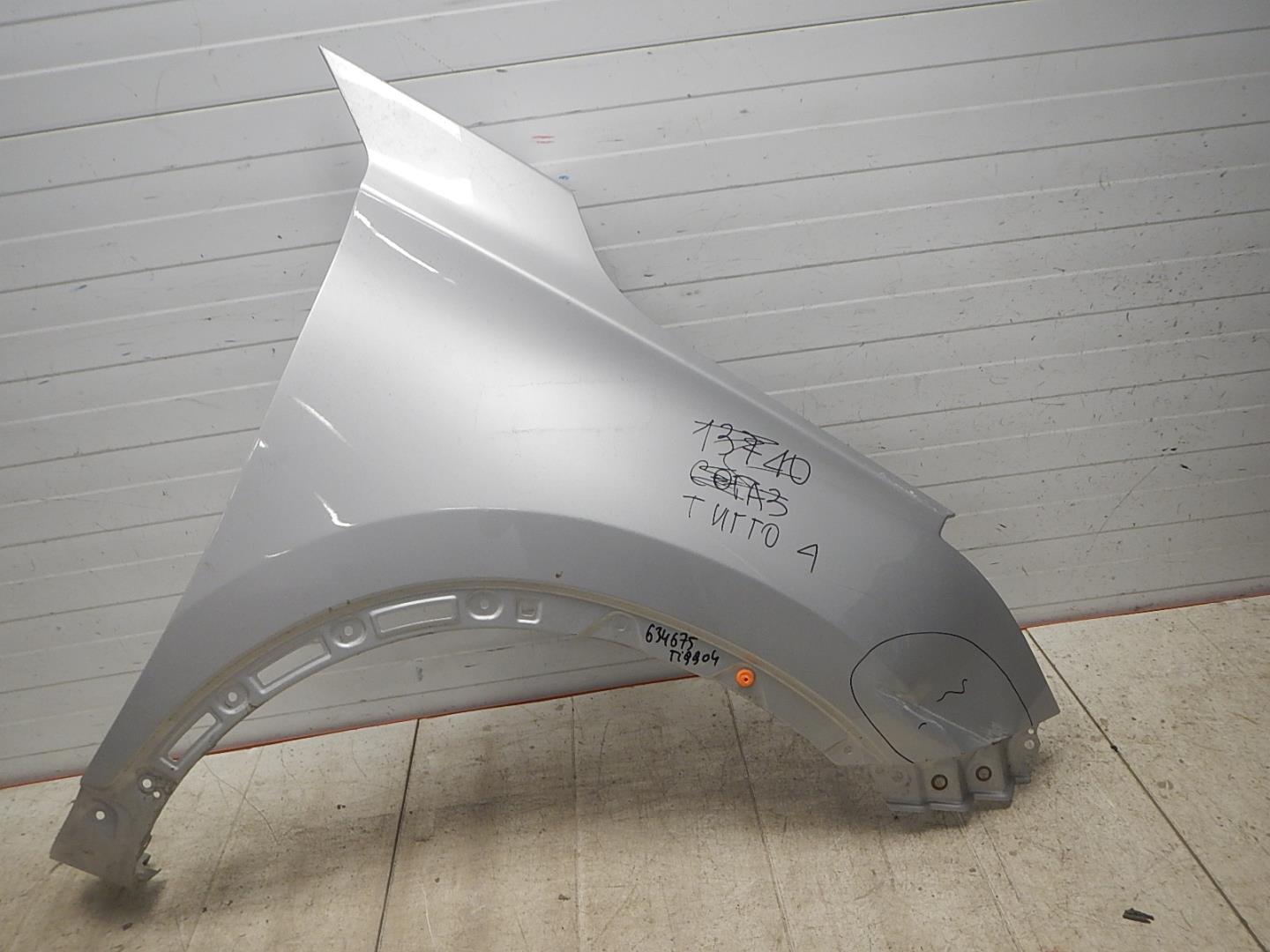 Крыло переднее правое