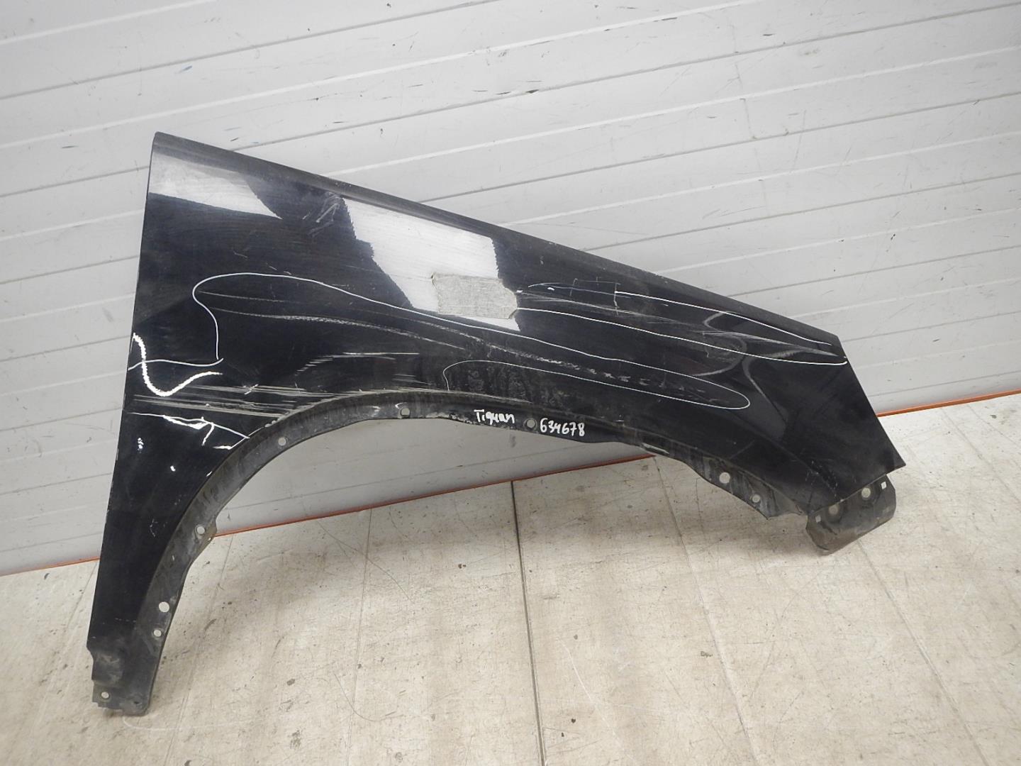 Крыло переднее правое