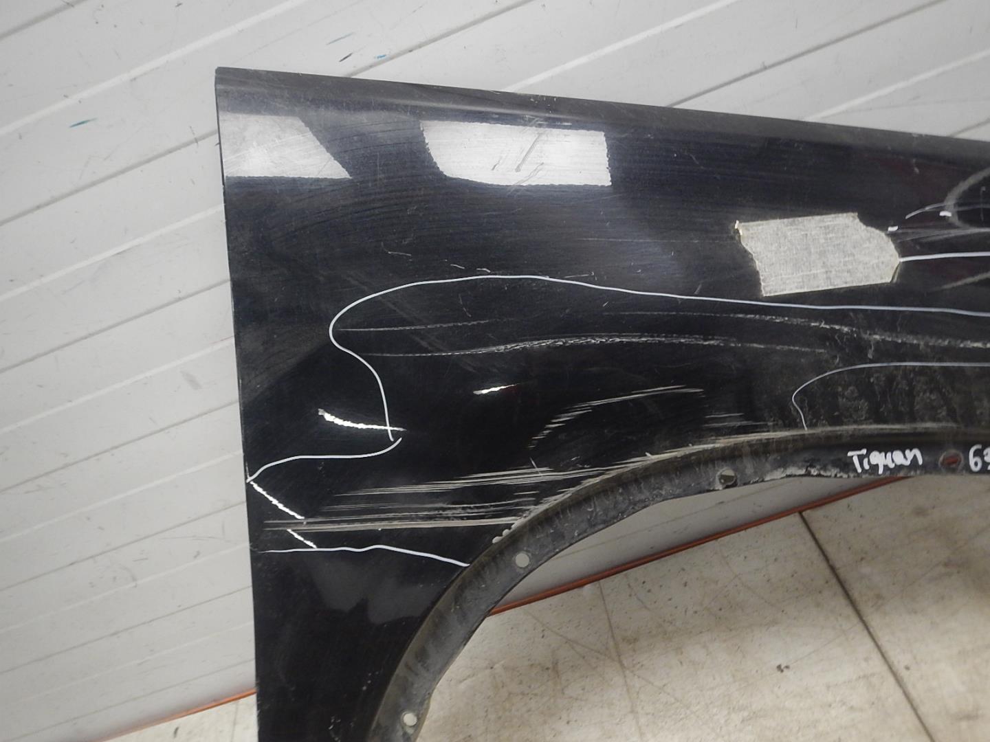 Крыло переднее правое