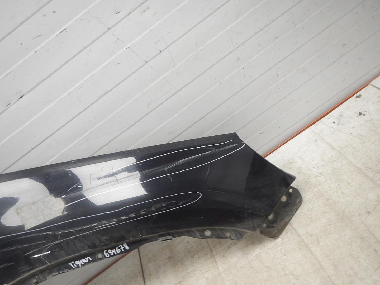 Крыло переднее правое