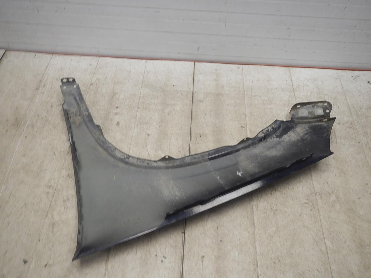 Крыло переднее правое