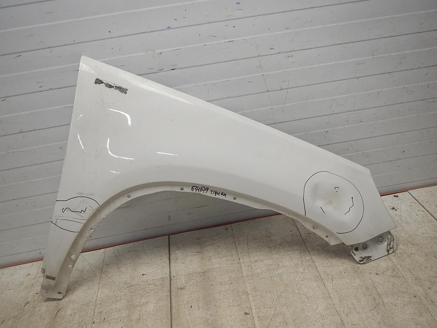 Крыло переднее правое