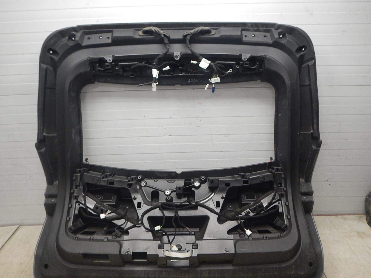 Дверь багажника