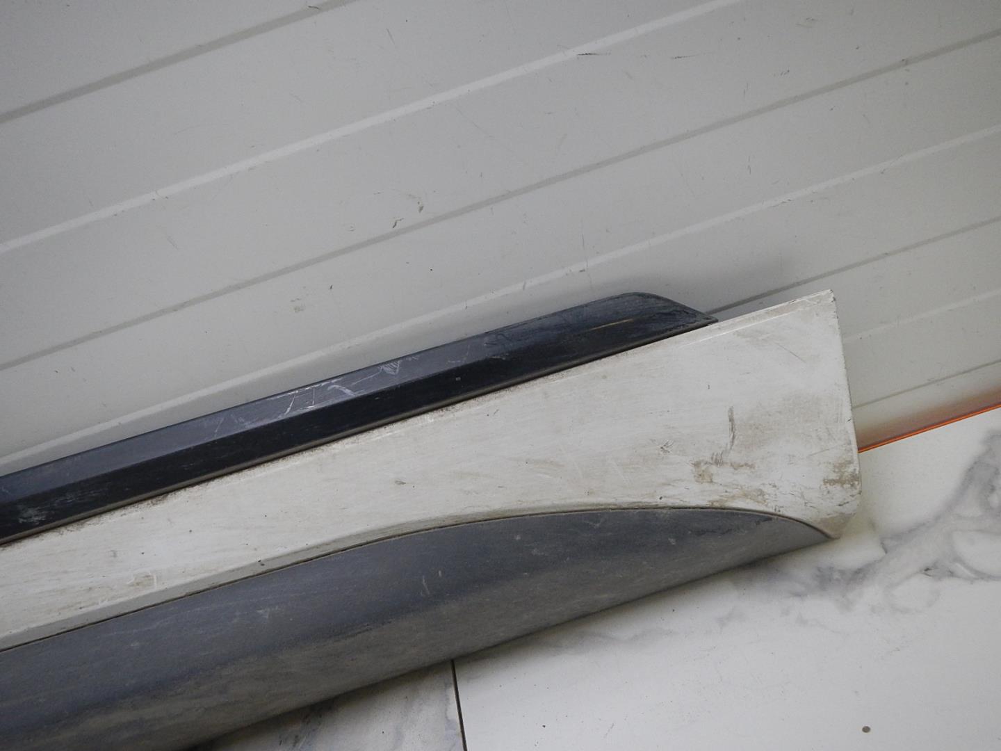 Молдинг передней правой двери