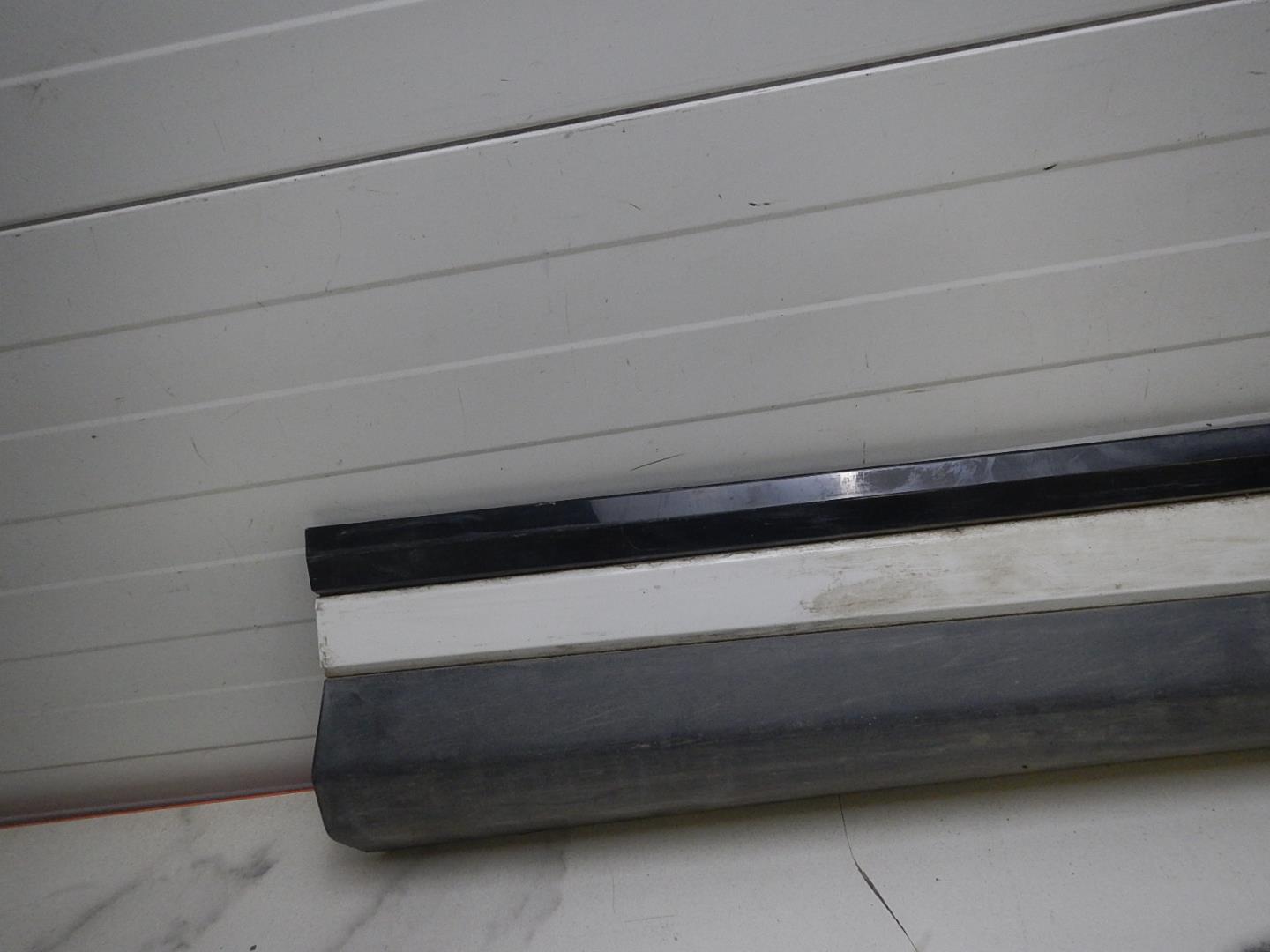 Молдинг передней правой двери
