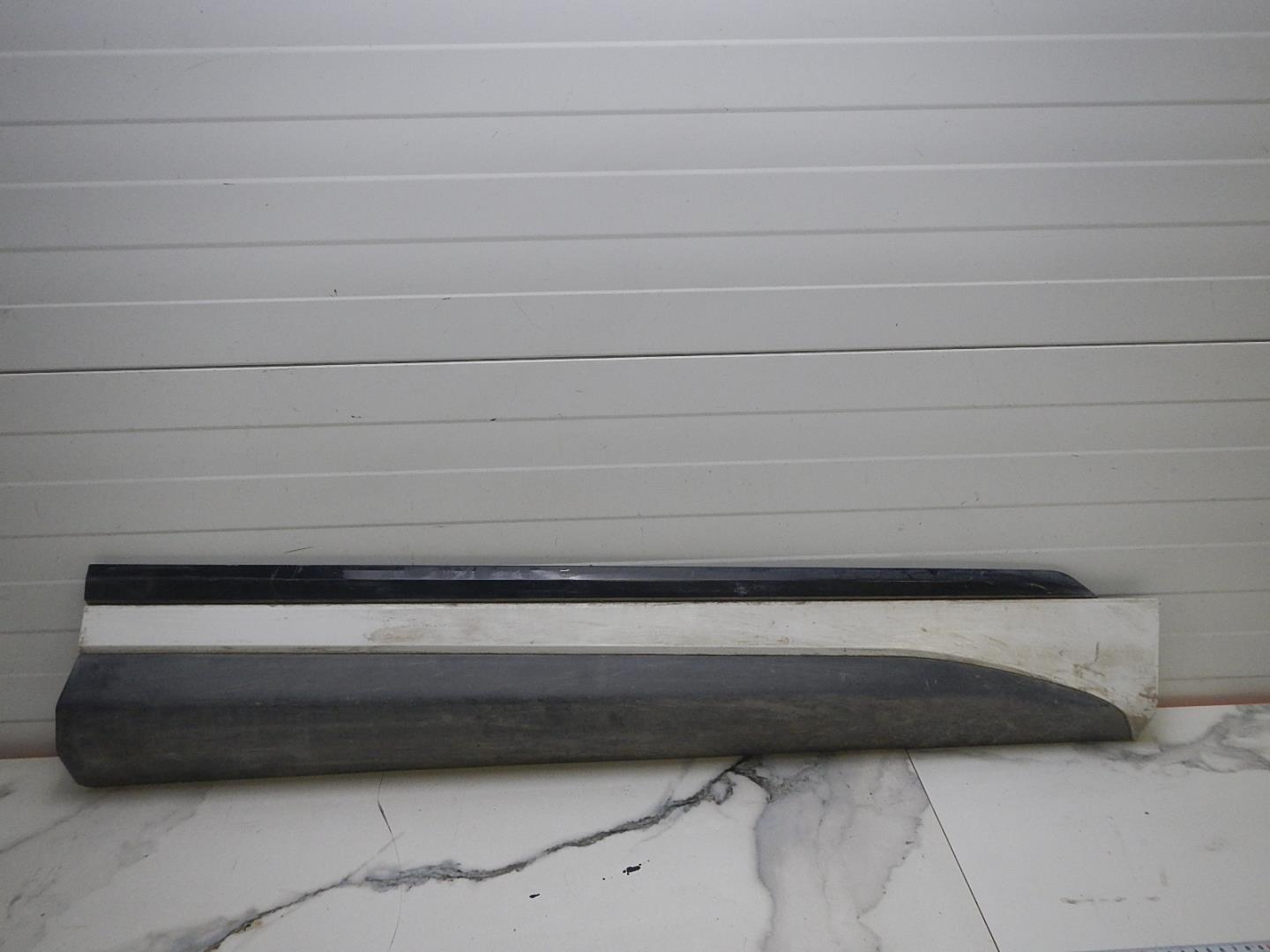 Молдинг передней правой двери