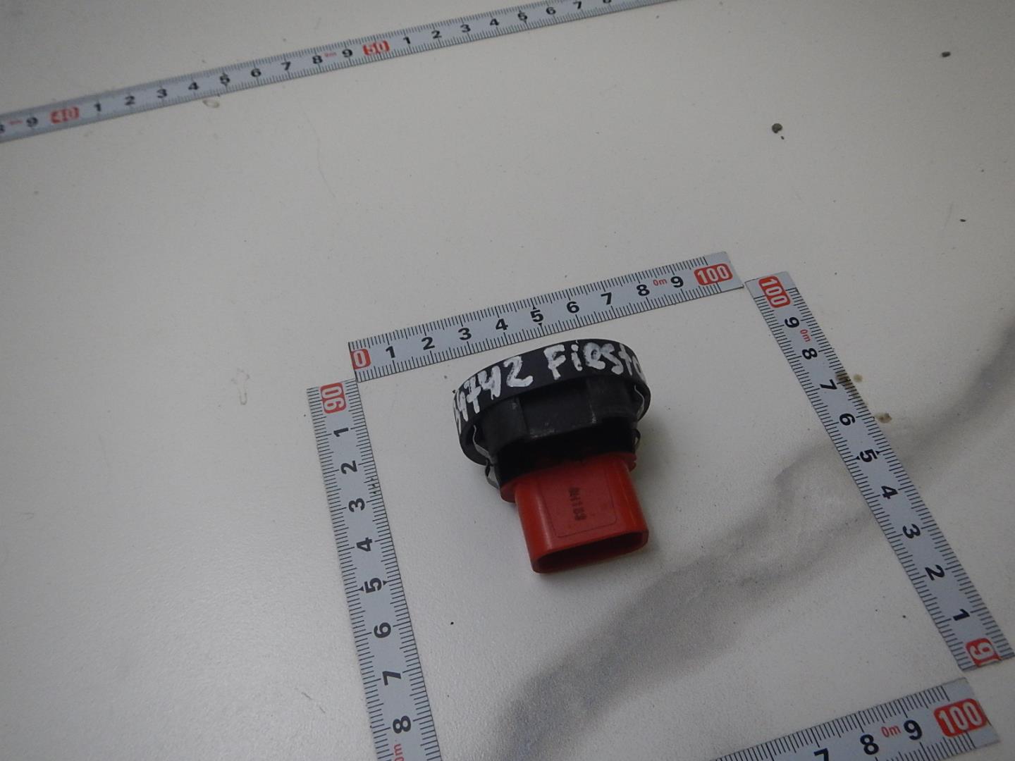 Кнопка стеклоподъемника