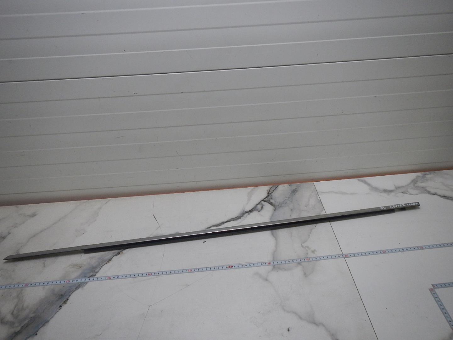 Накладка лобового стекла левая