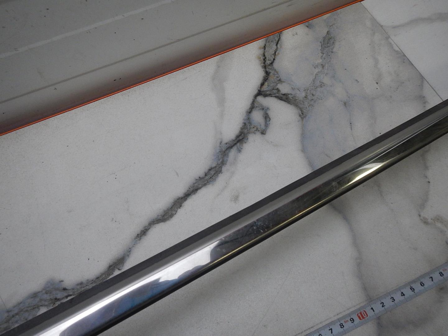 Накладка лобового стекла левая