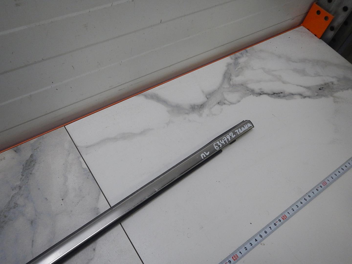 Накладка лобового стекла левая