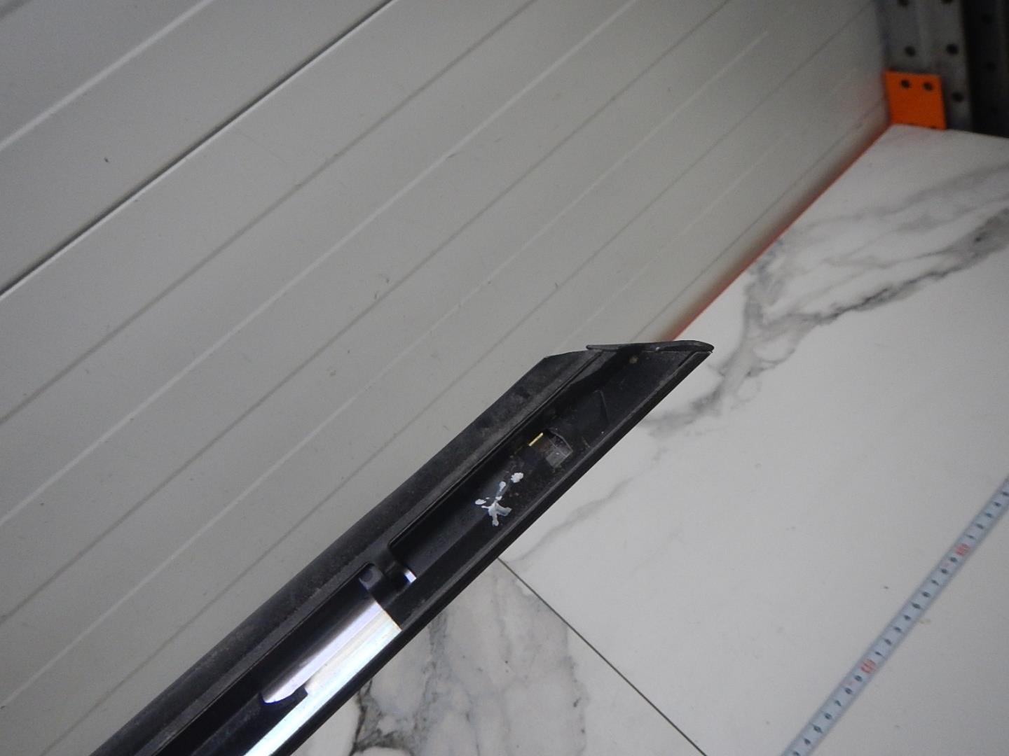 Накладка лобового стекла левая