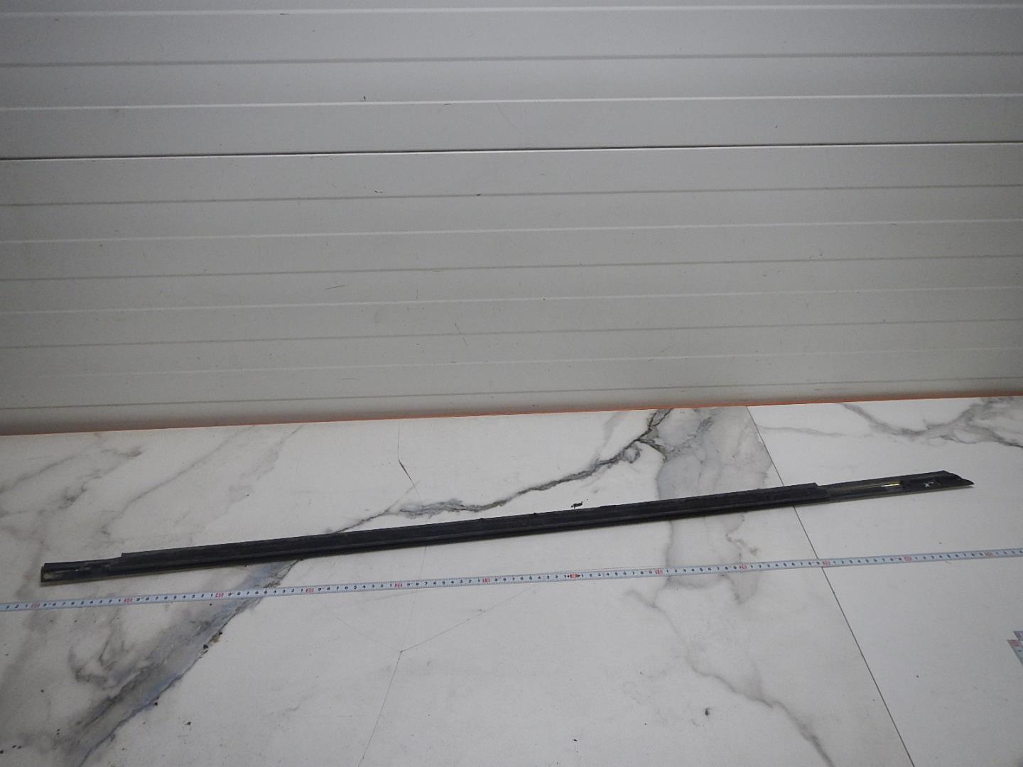 Накладка лобового стекла левая