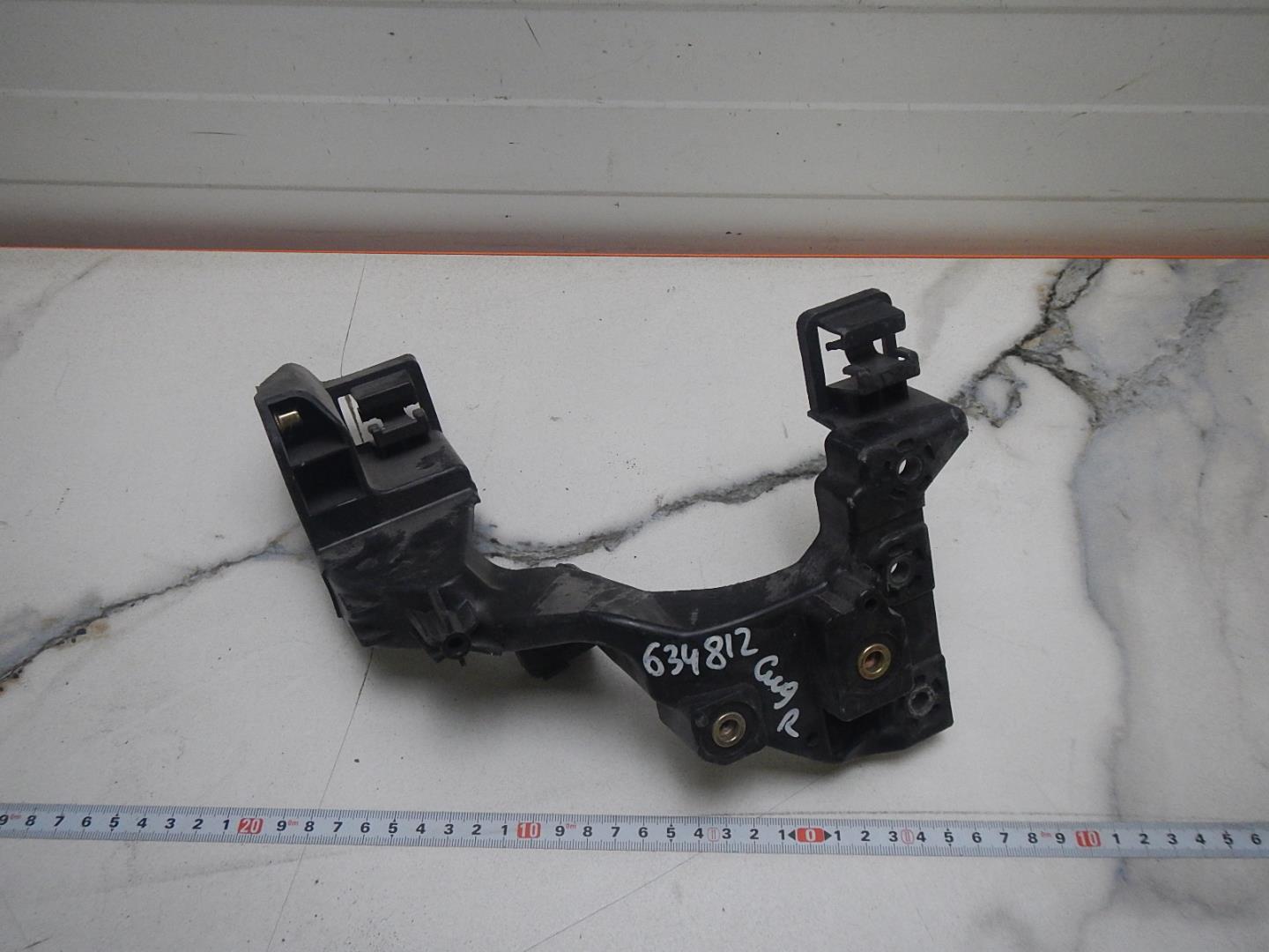 Кронштейн фар правый