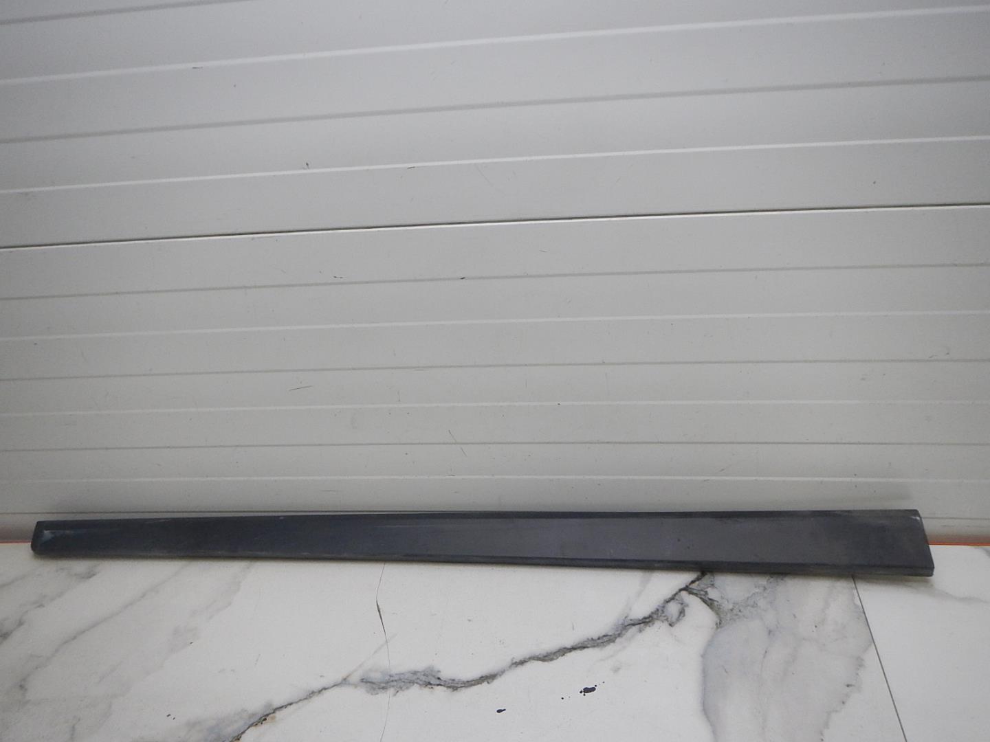 Молдинг передней левой двери