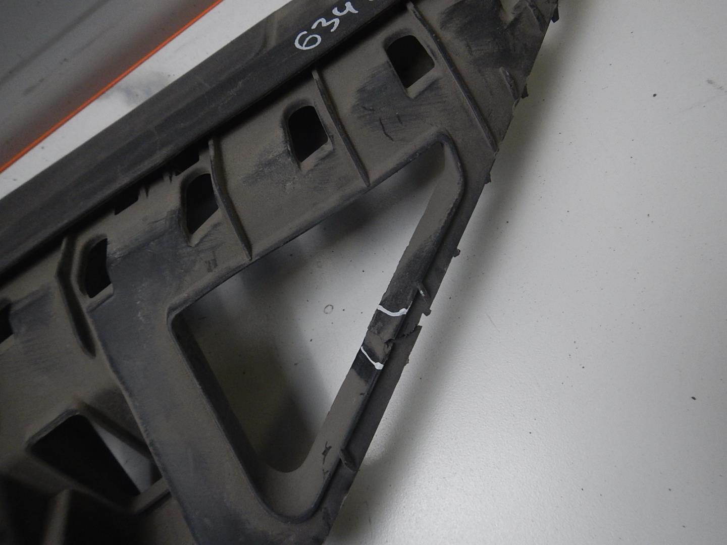 Кожух замка капота